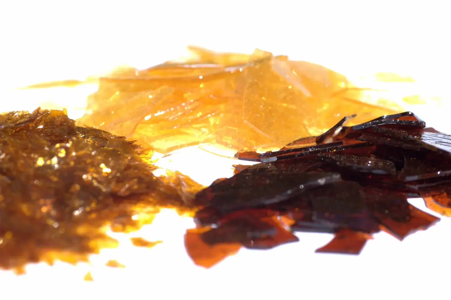 Shellac flakes in three colors, from pale blonde to dark garnet